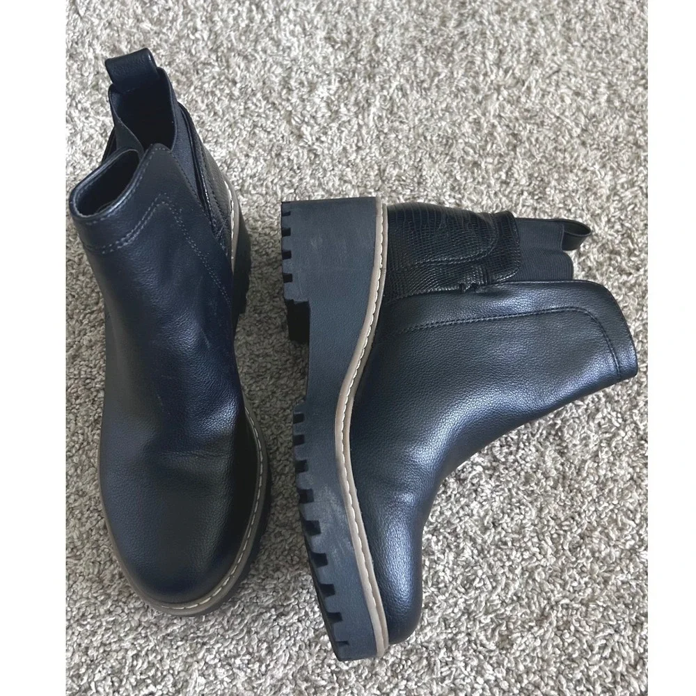 DV Dolce Vita Black Faux Leather Snakeskin Lug Sole Platform Chelsea Boots SZ 6
